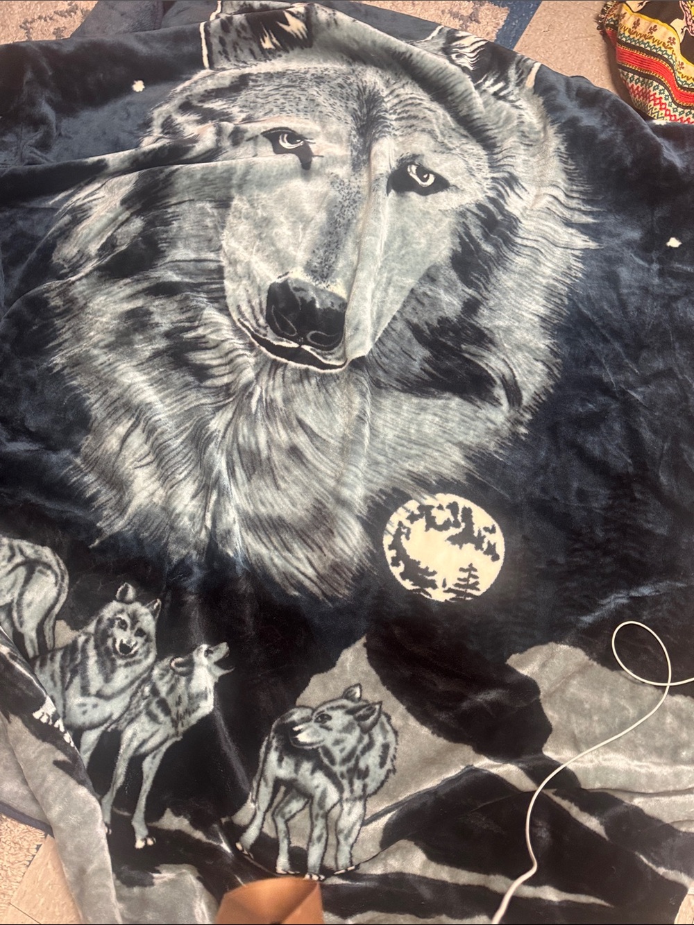 queen eskimos wolves print blanket